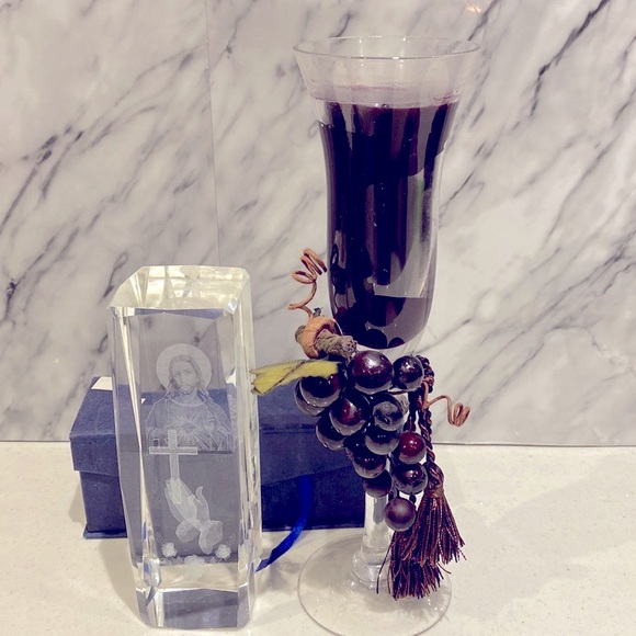 beautiful wine glass with inside candle grapes and pic of Jesus in crystal - Picture 7 of 7